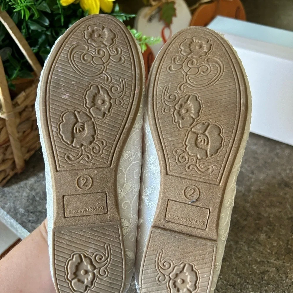 NIB SO Size 2 PENSACOLA White lace flats
